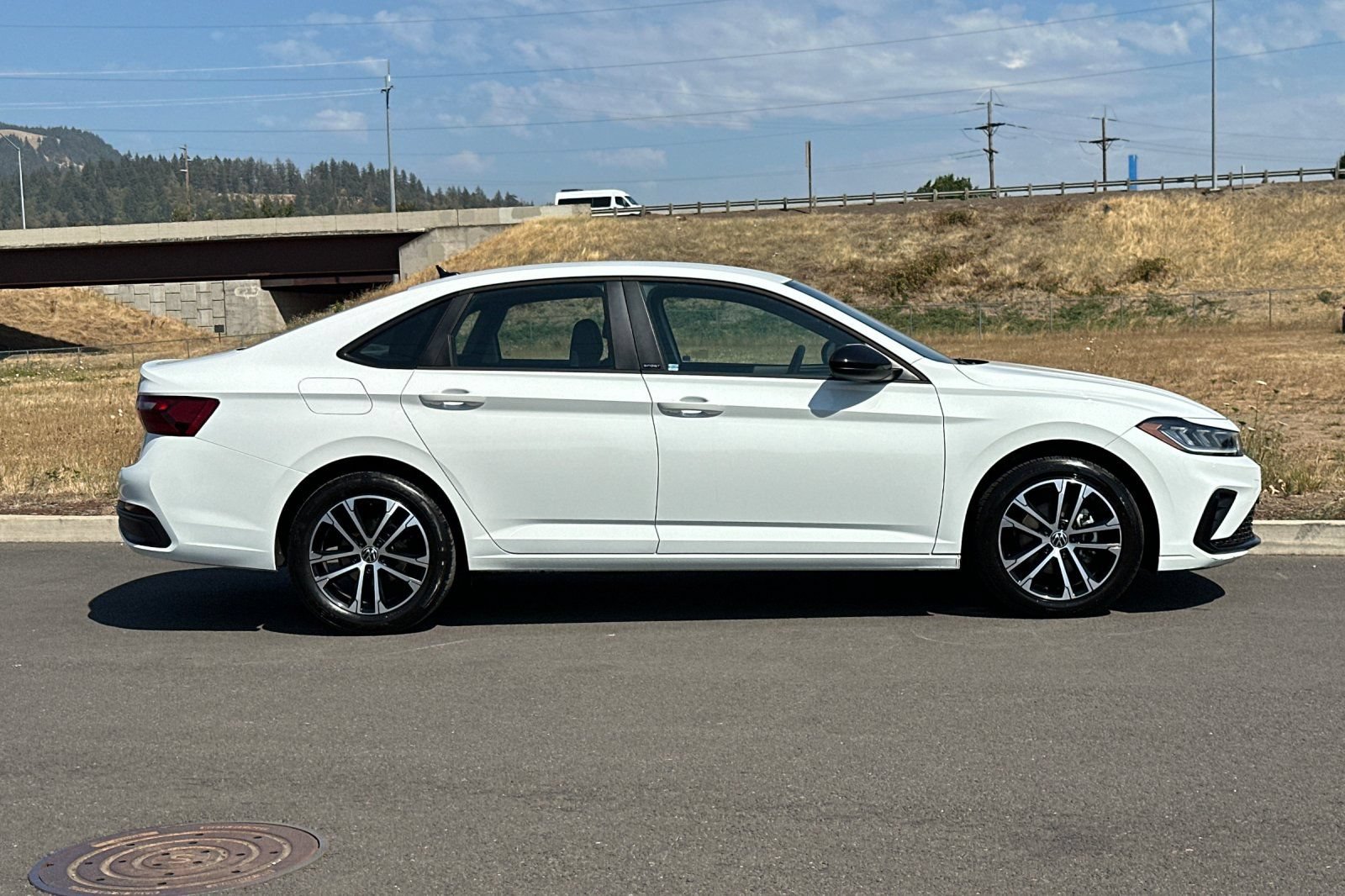 Used 2025 Volkswagen Jetta Sport FWD image 2