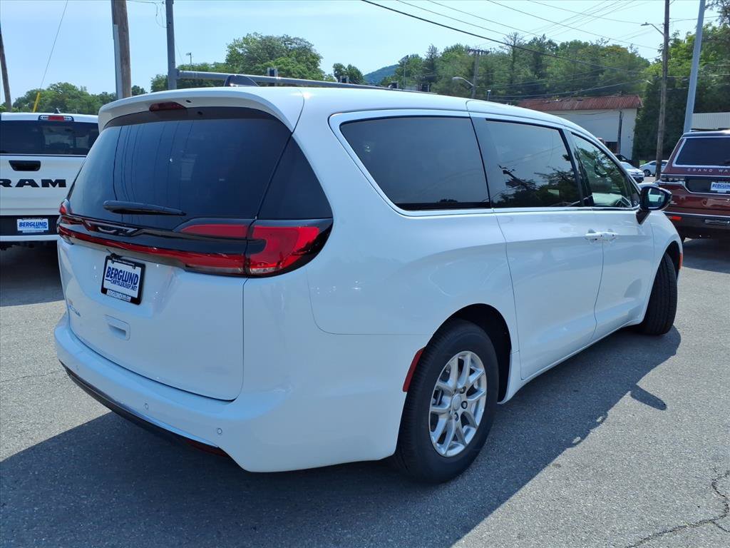 New 2027 Chrysler Pacifica Select FWD image 4