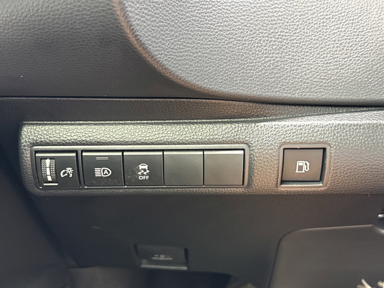 Used 2025 Toyota Corolla SE w/ SE Premium Package image 19