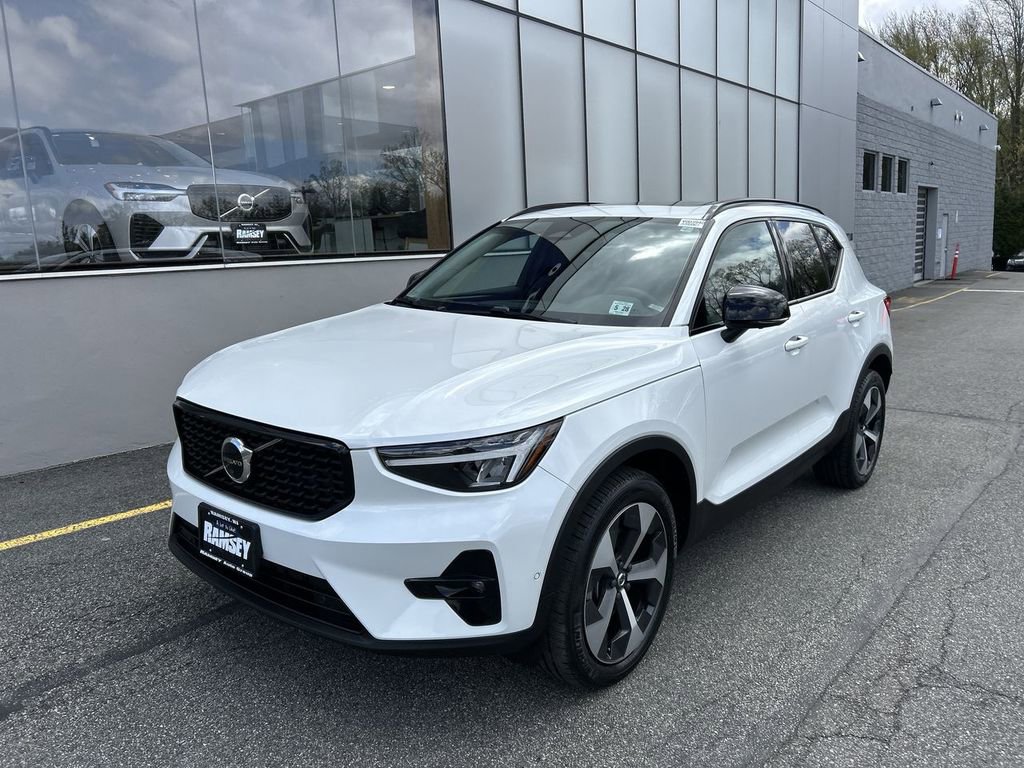 Certified 2023 Volvo XC40 B5 Plus w/ Driver Assist Package image 4