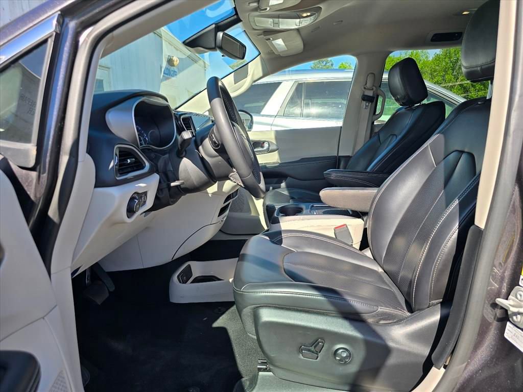 Used 2023 Chrysler Pacifica Touring-L image 6