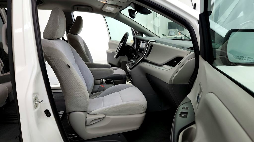 Used 2020 Toyota Sienna LE w/ LE Preferred Package FWD image 17