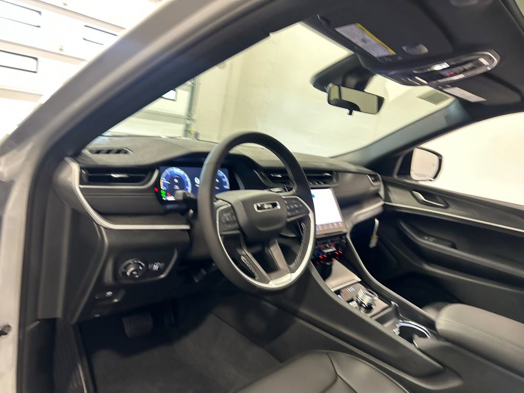 New 2025 Jeep Grand Cherokee Limited image 17