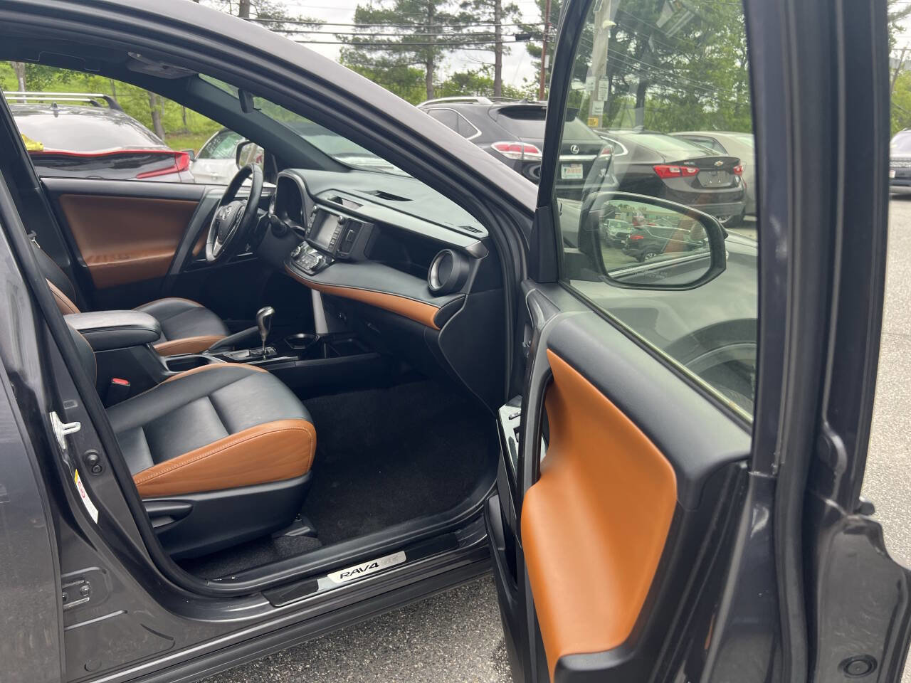 Used 2017 Toyota RAV4 SE image 12