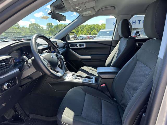 Used 2023 Ford Explorer XLT AWD/4WD image 12
