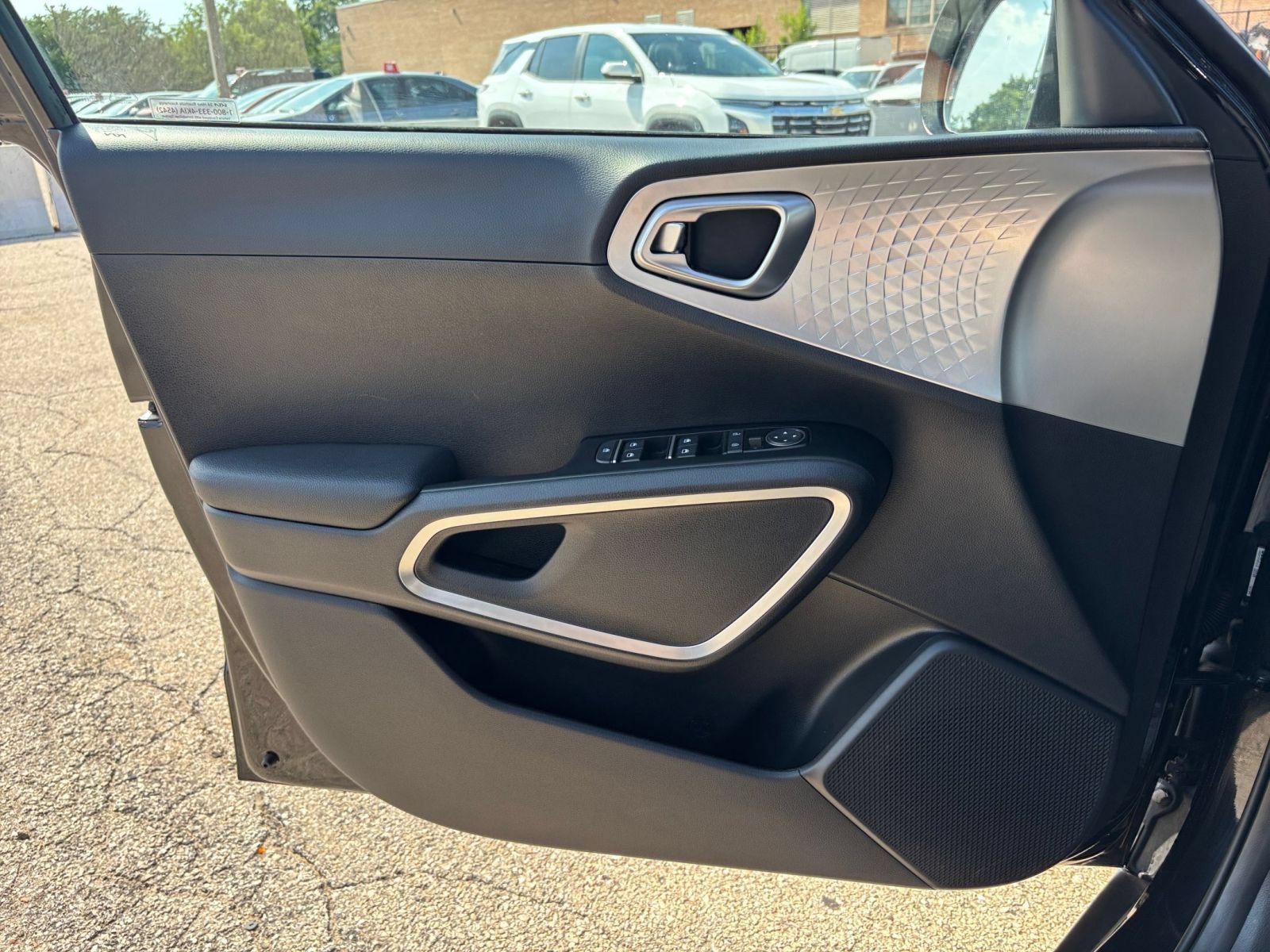 Used 2025 Kia Soul LX w/ LX Technology Package FWD image 18