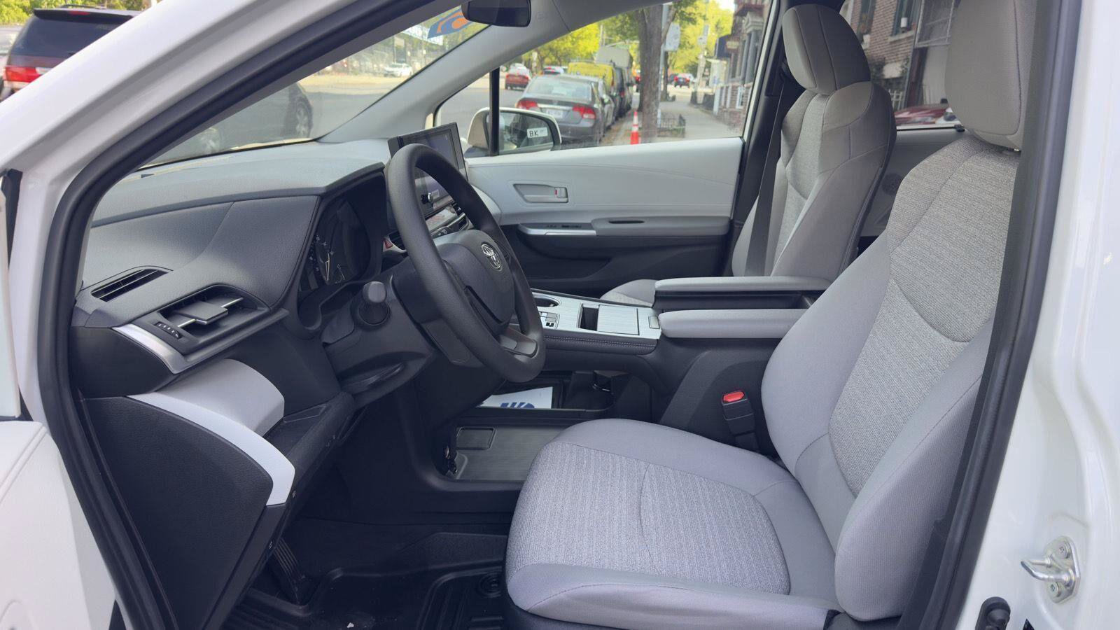 Used 2026 Toyota Sienna LE FWD image 19
