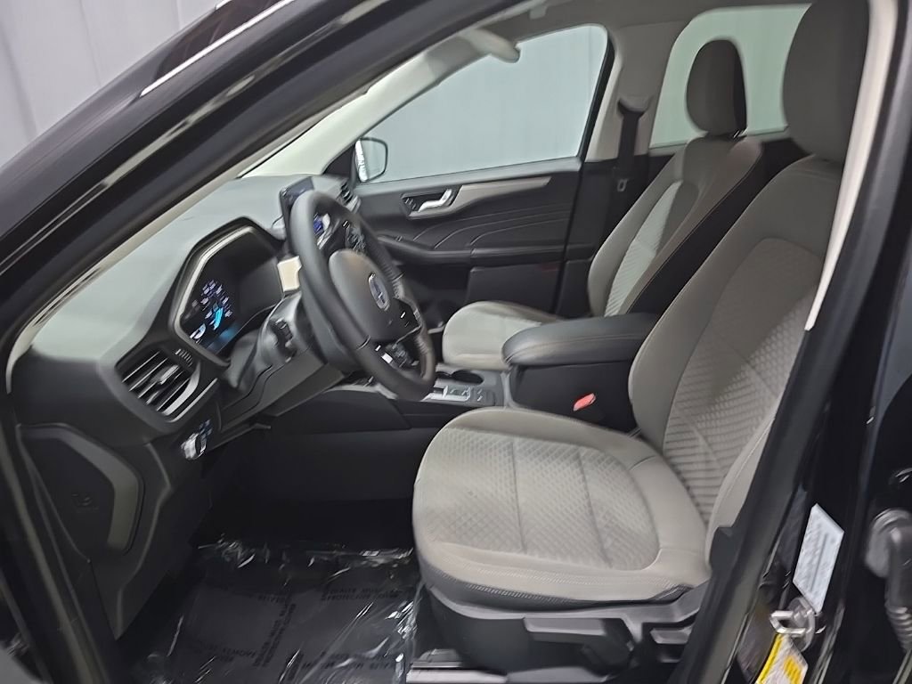 Used 2021 Ford Escape SE w/ SE Sport Appearance Package image 16