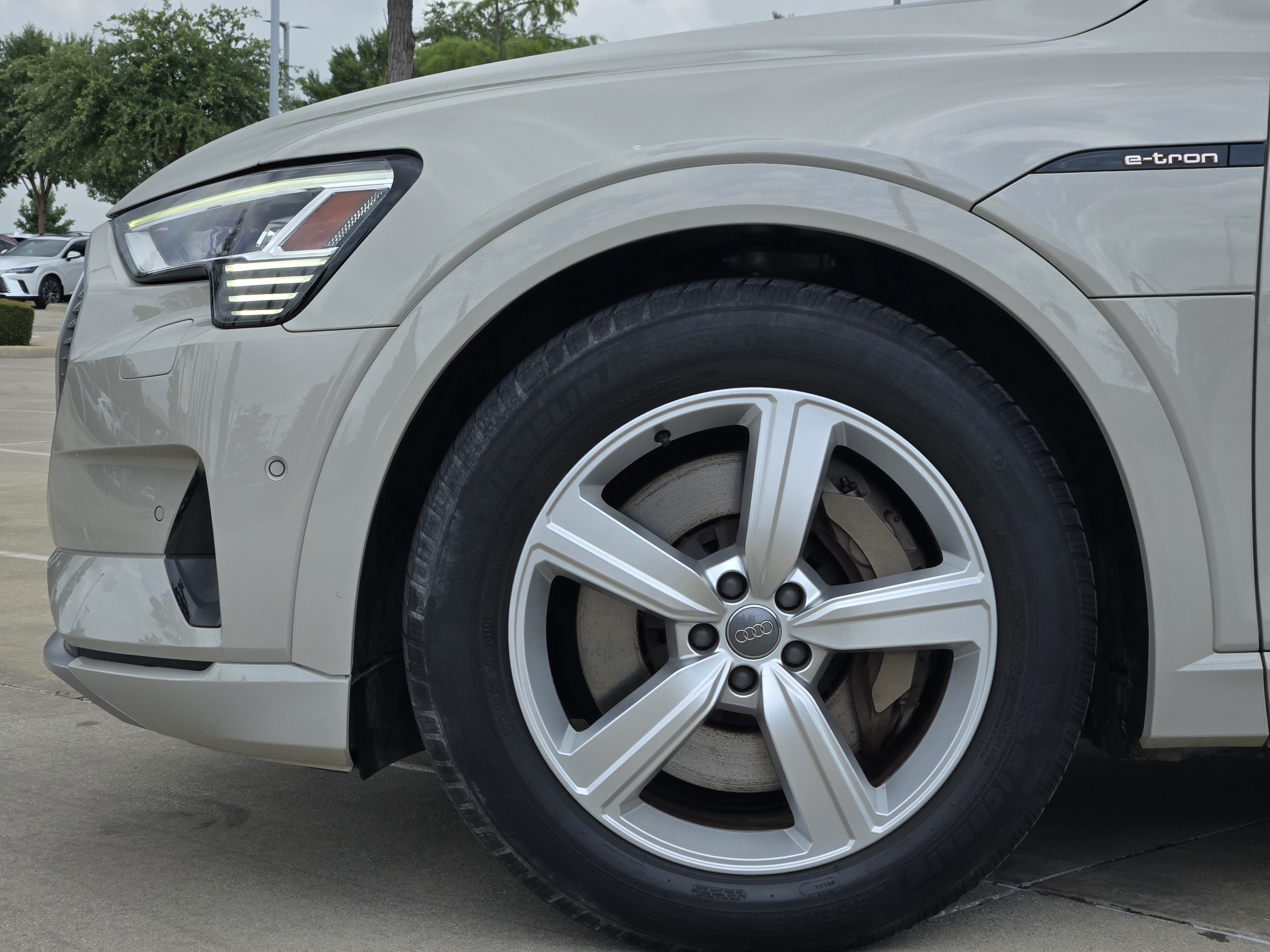 Used 2019 Audi e-tron Prestige w/ Prestige Package AWD/4WD image 13