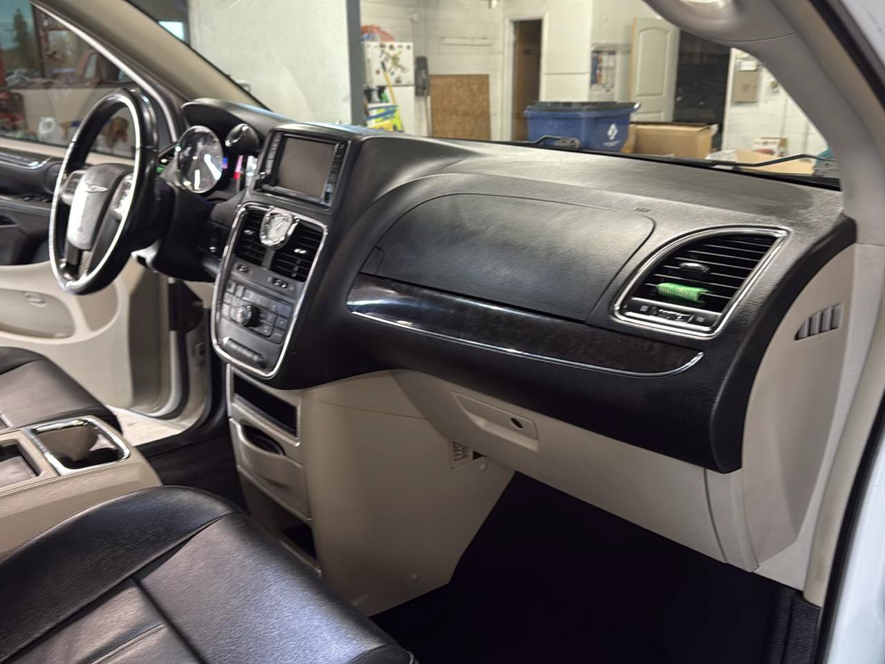 Used 2015 Chrysler Town & Country Touring FWD image 53