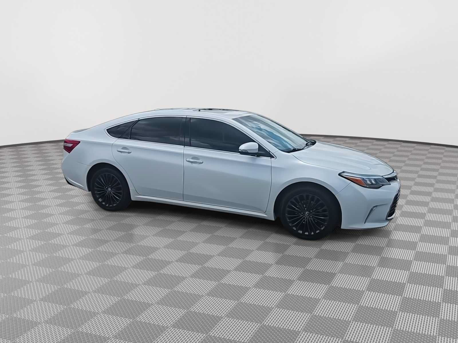 Used 2017 Toyota Avalon Touring FWD image 2