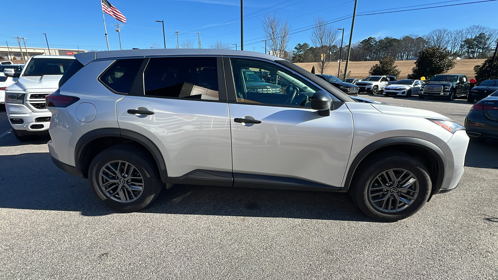 Used 2024 Nissan Rogue S image 7