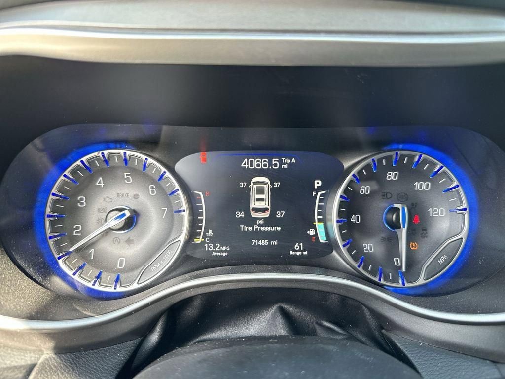 Used 2023 Chrysler Pacifica Touring-L image 10