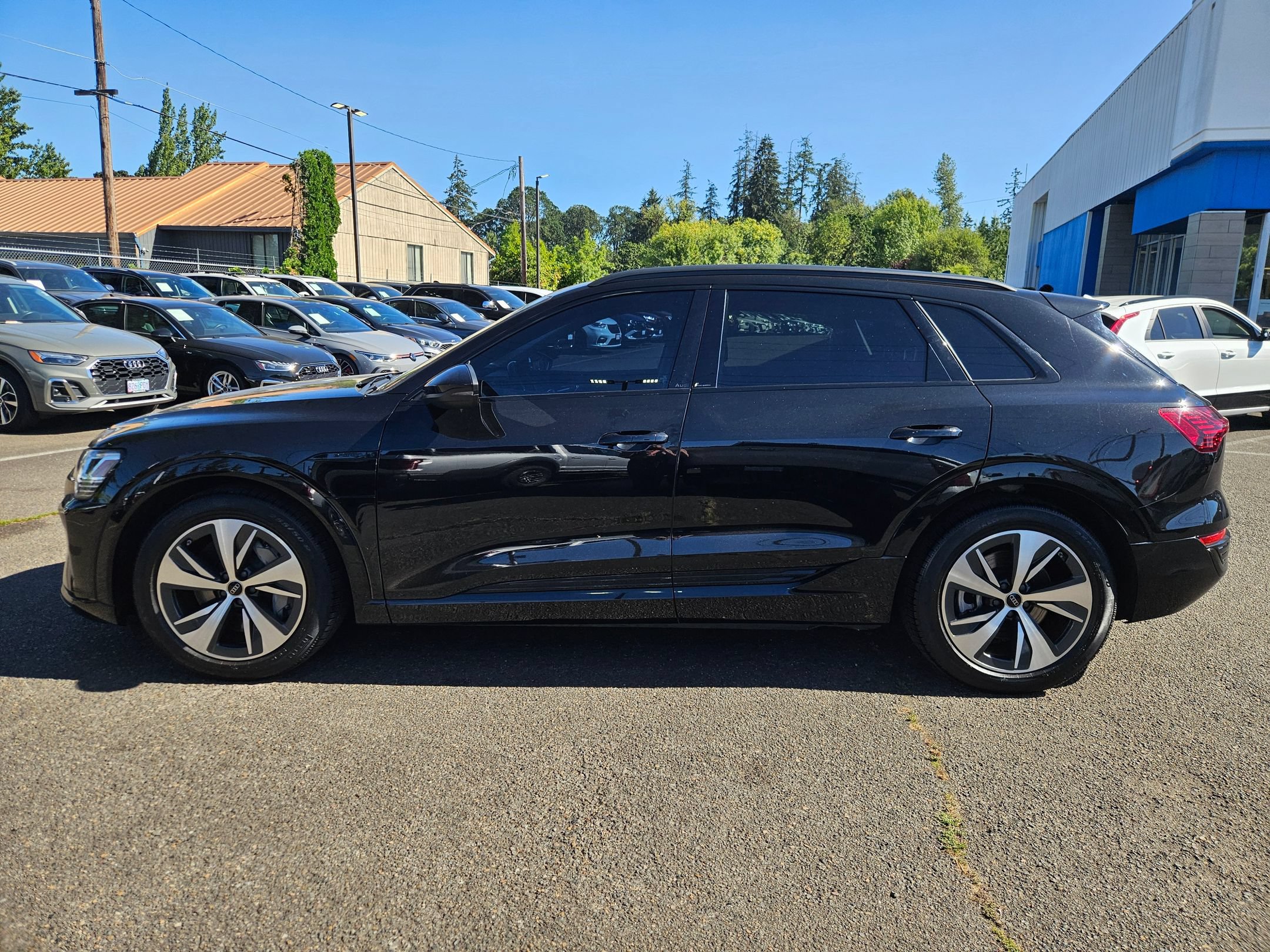 Used 2024 Audi Q8 e-tron Premium AWD/4WD image 2