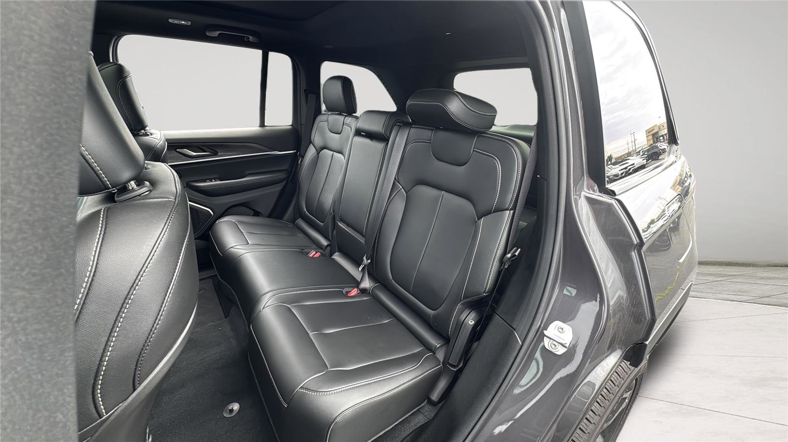 New 2025 Jeep Grand Cherokee Limited w/ Black Appearance Package AWD/4WD image 36