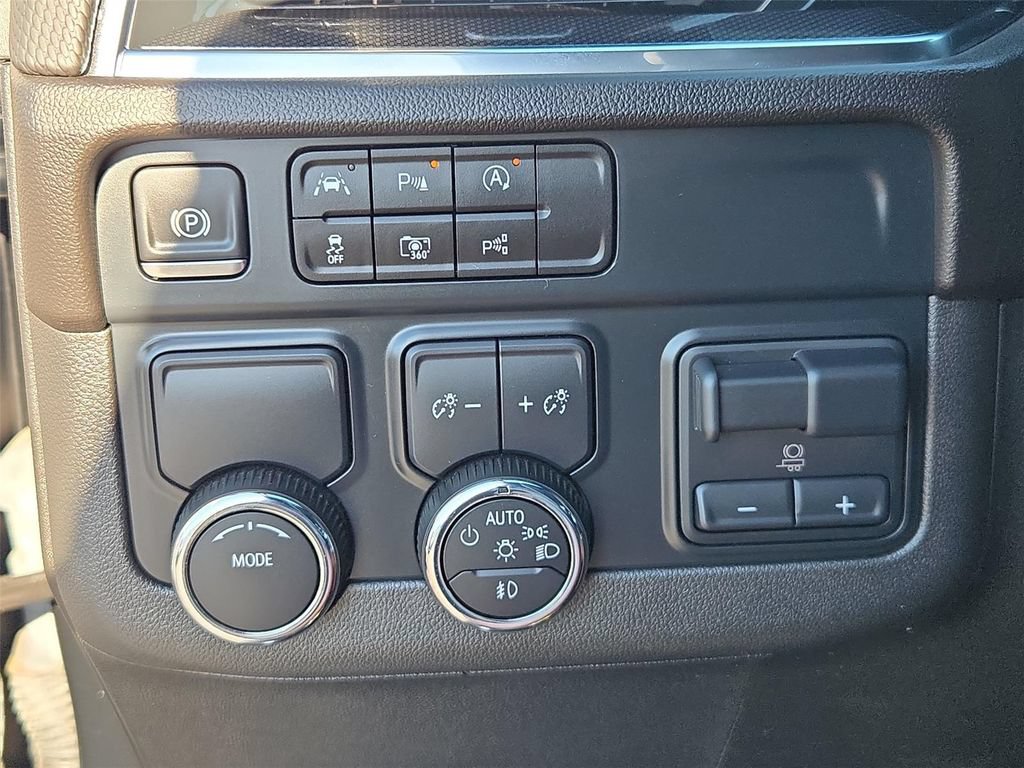 Certified 2025 Chevrolet Suburban RST w/ Sun And Tow Package RWD image 10