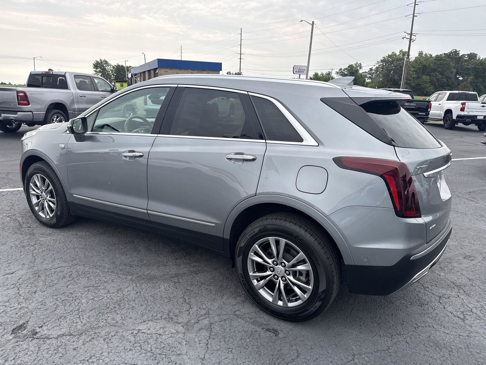 Used 2023 Cadillac XT5 Premium Luxury w/ Technology Package AWD/4WD image 2