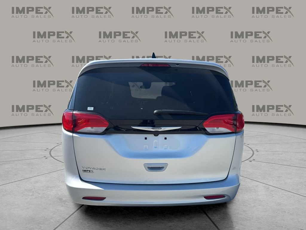 Used 2023 Chrysler Voyager LX FWD image 4