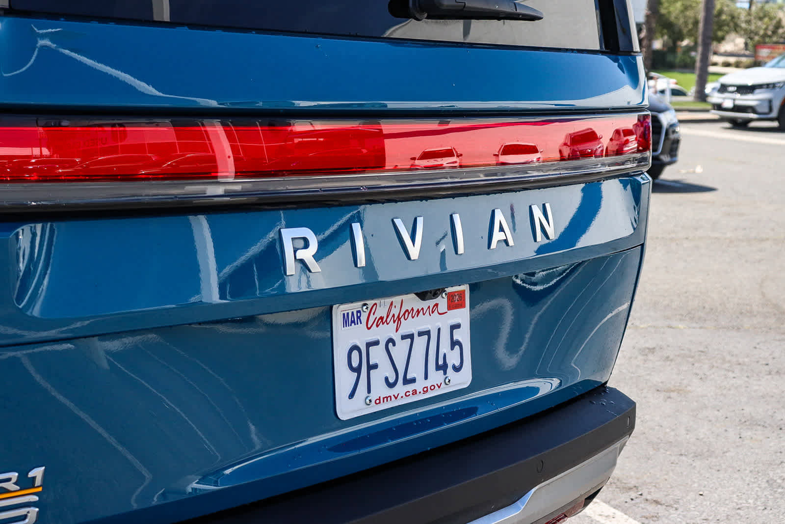 Used 2023 Rivian R1S Adventure image 9