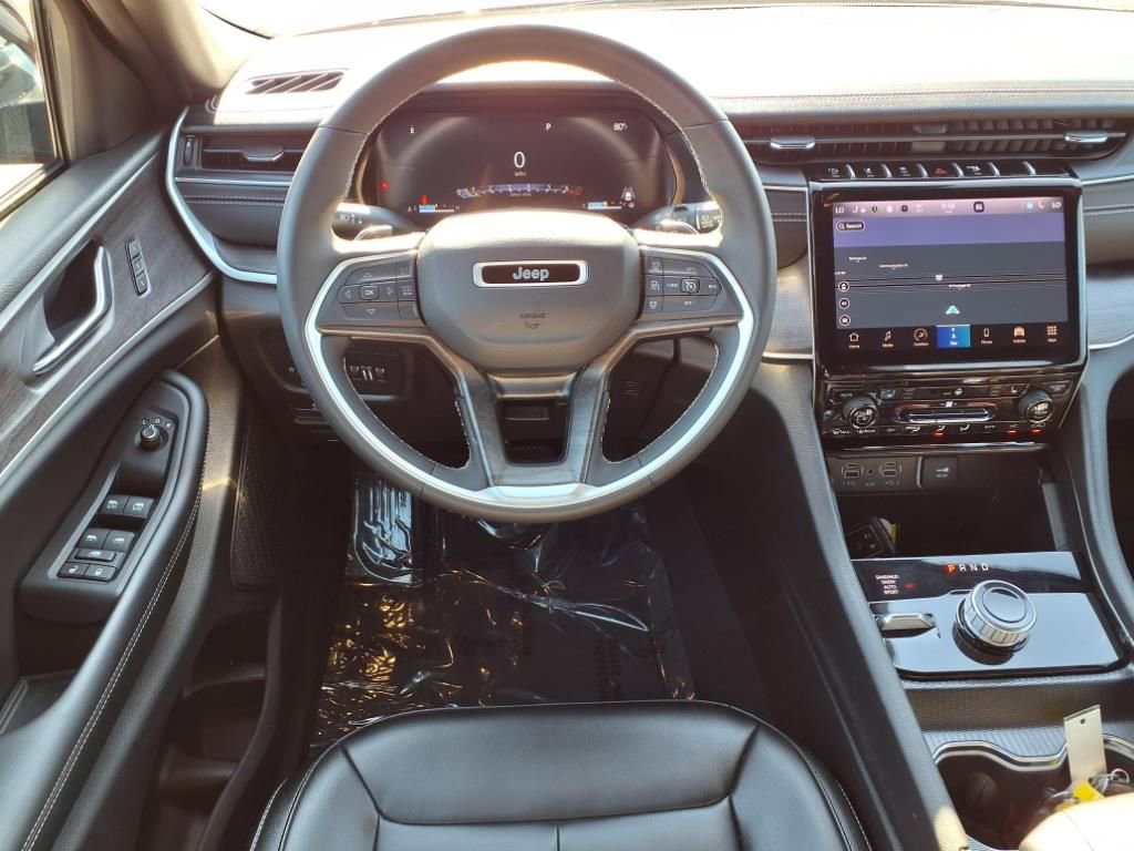 Used 2024 Jeep Grand Cherokee Limited image 3