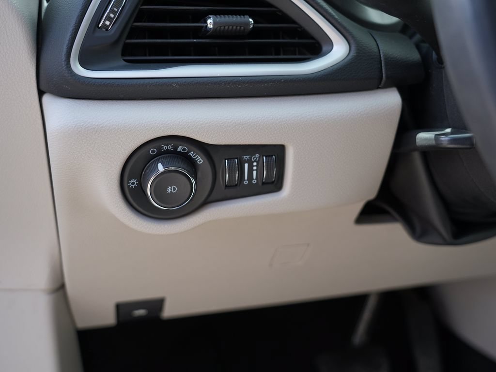 Used 2023 Chrysler Pacifica Touring-L FWD image 17
