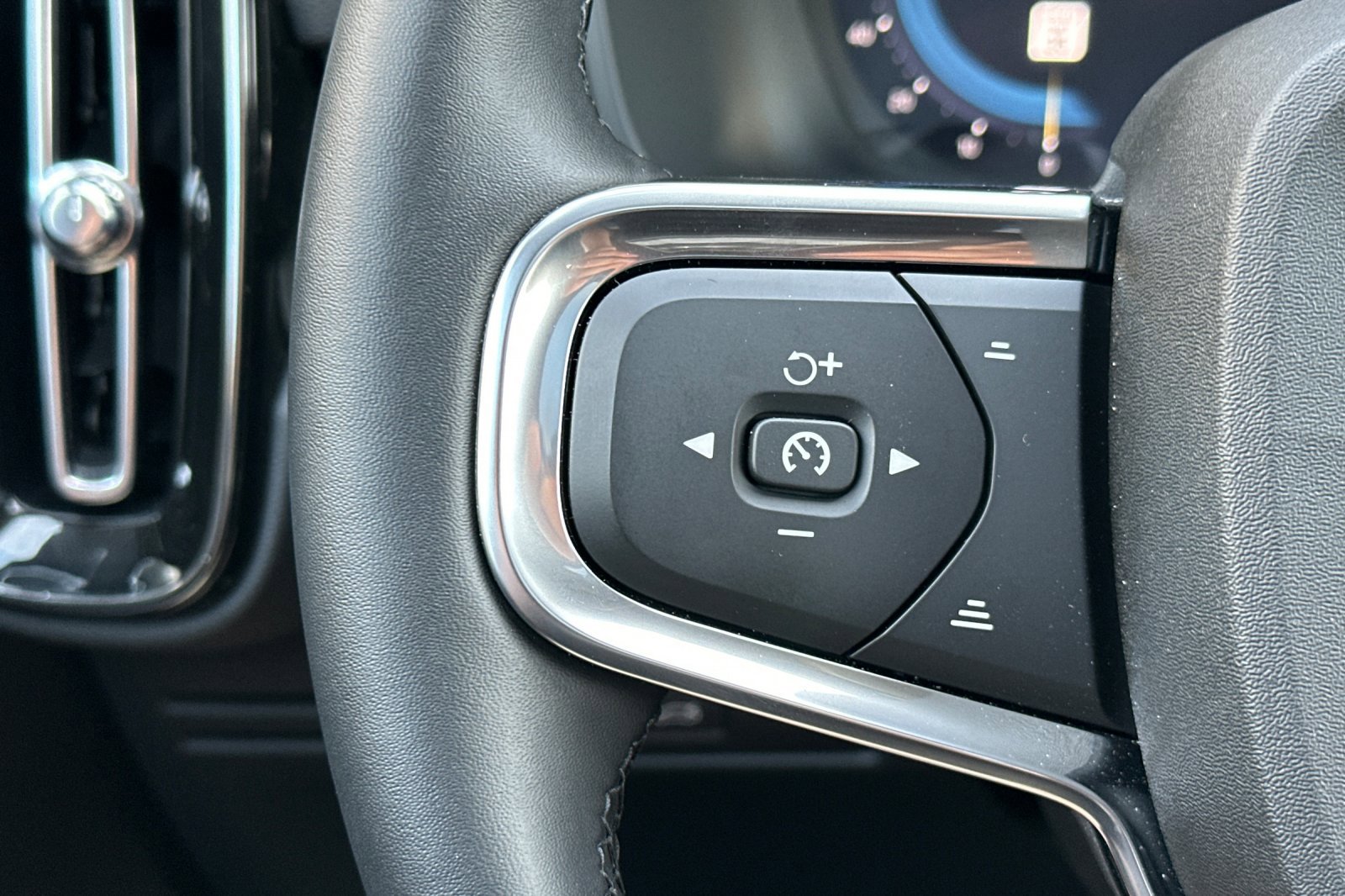 New 2025 Volvo XC40 B5 Plus w/ Climate Package image 28