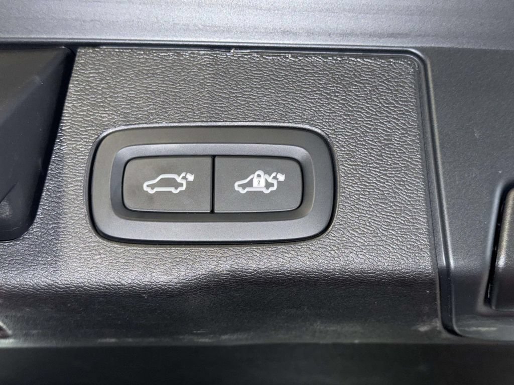 Used 2025 Volvo XC60 B5 Plus AWD/4WD image 18