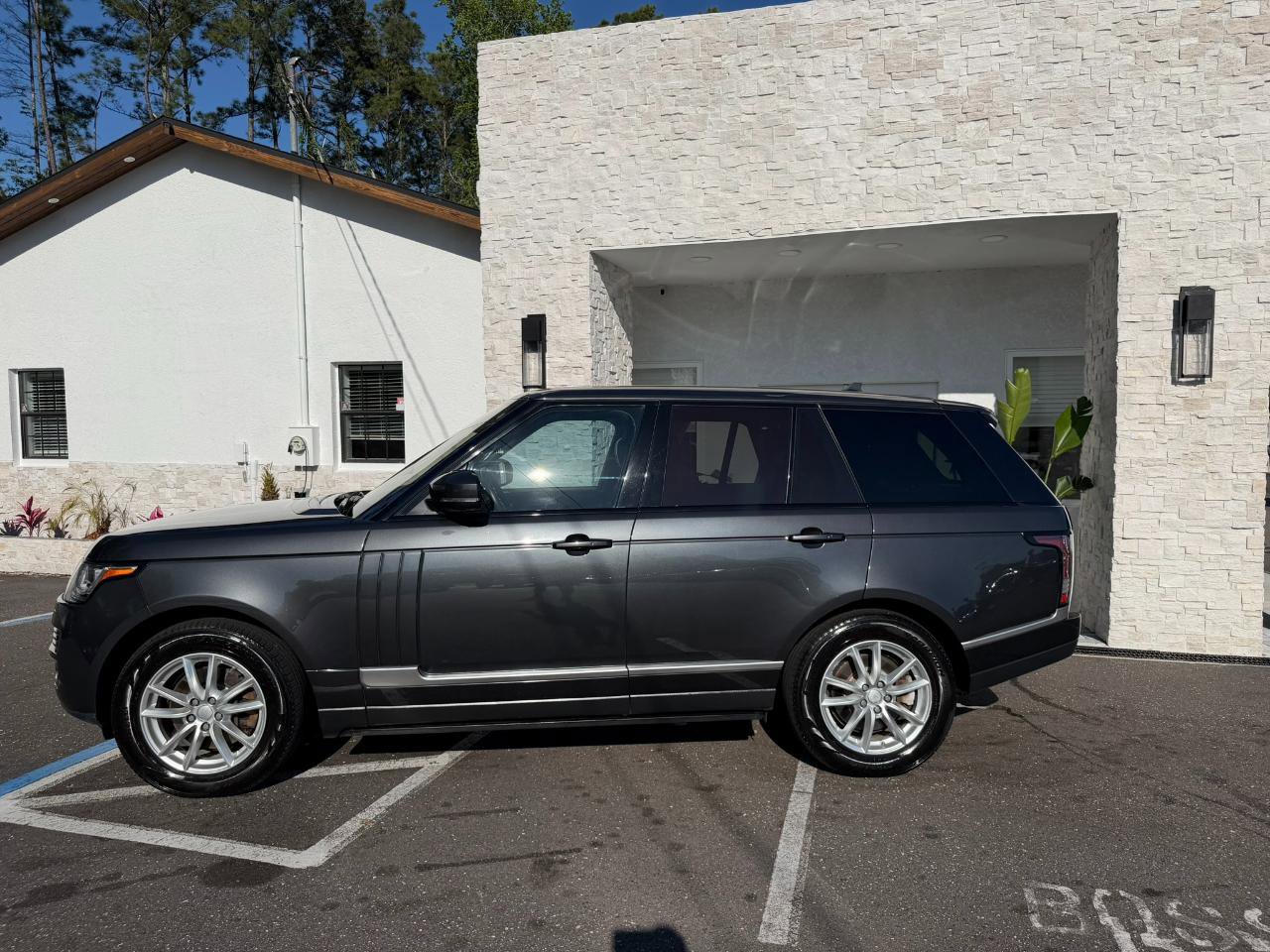 Used 2016 Land Rover Range Rover HSE image 2
