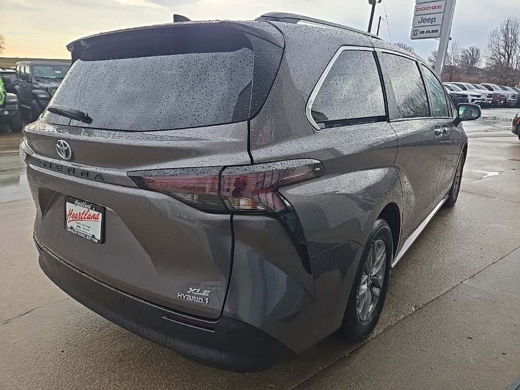 Used 2024 Toyota Sienna XLE image 11