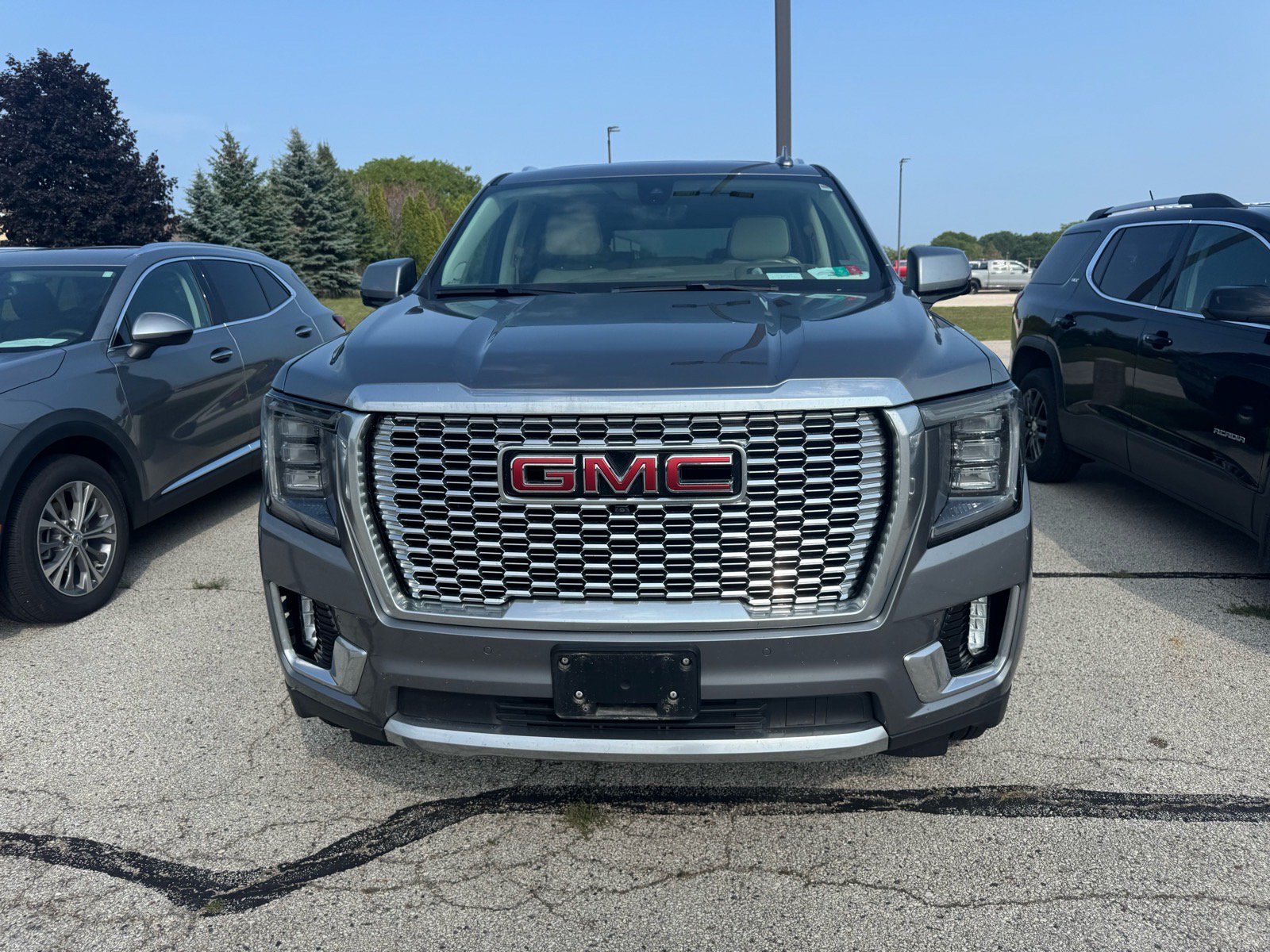 Used 2021 GMC Yukon Denali w/ Denali Premium Package AWD/4WD image 2