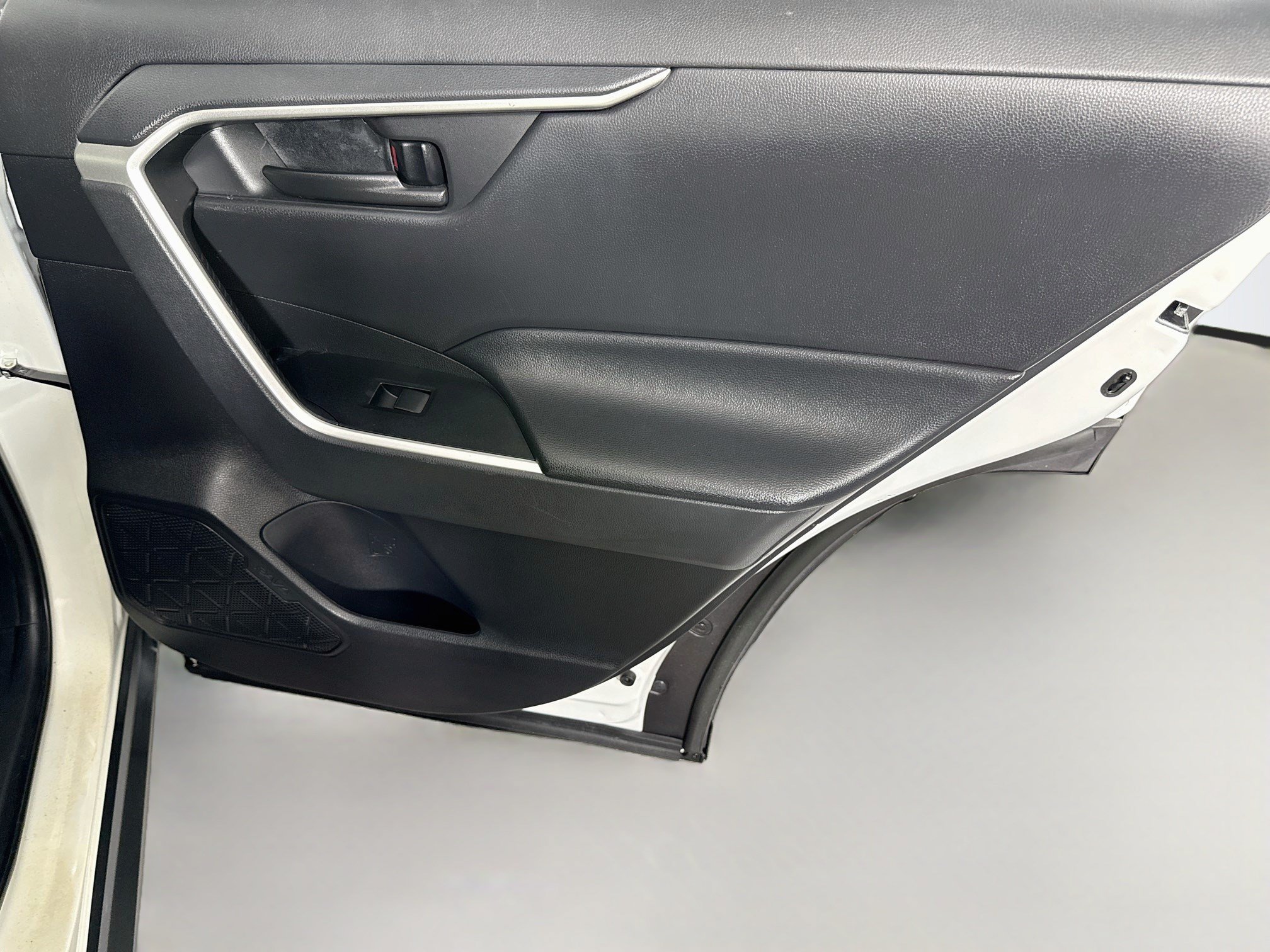Used 2020 Toyota RAV4 LE FWD image 27