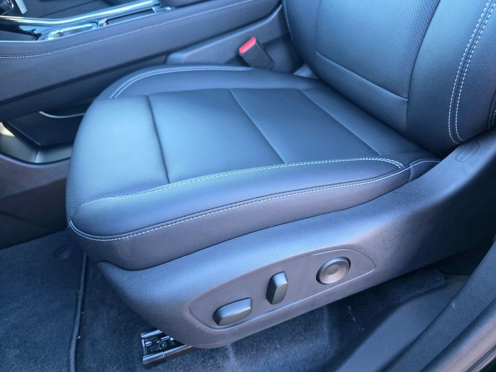 New 2025 Chevrolet Traverse LT w/ Enhanced Driving Package image 10