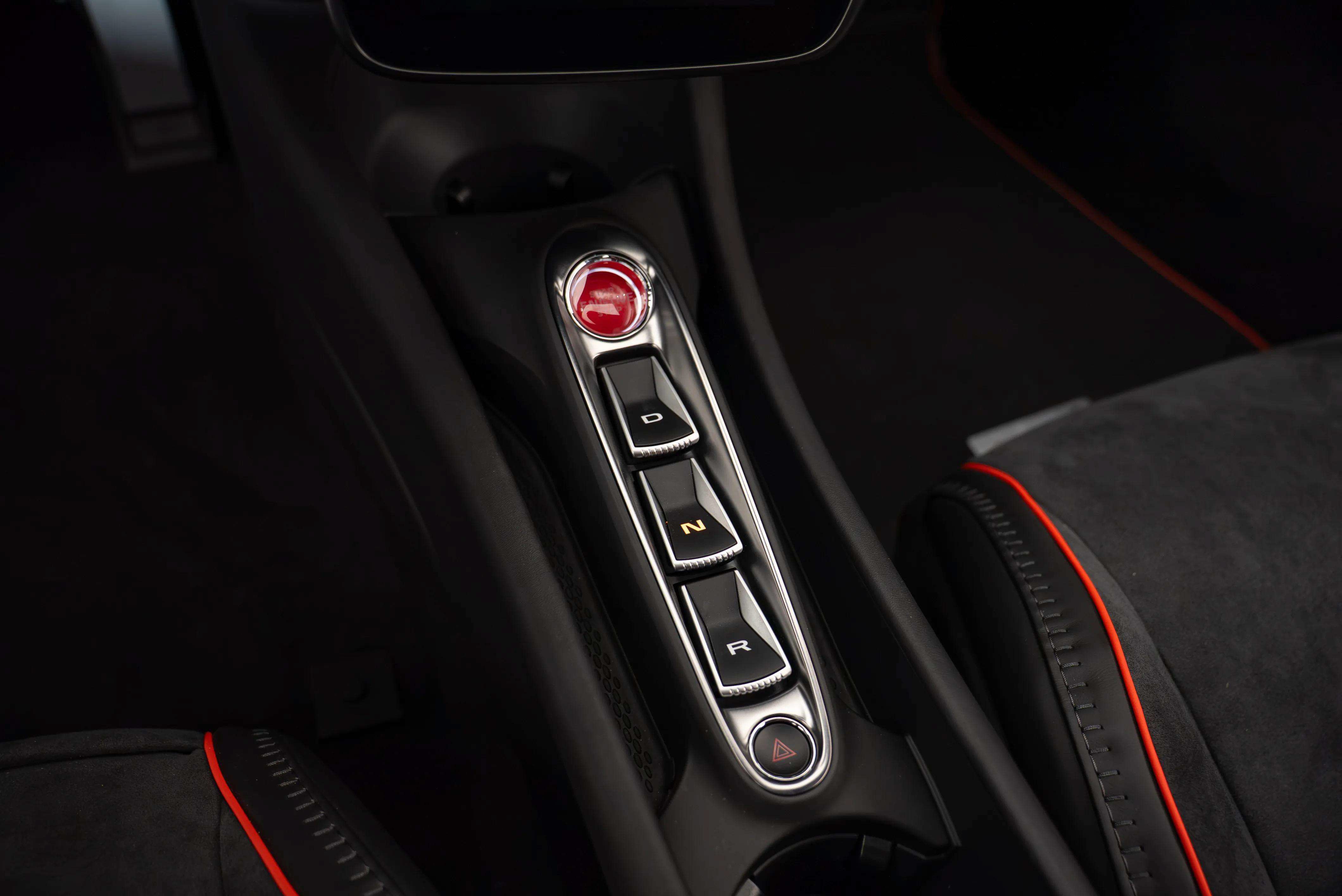 Used 2023 McLaren Artura RWD image 32