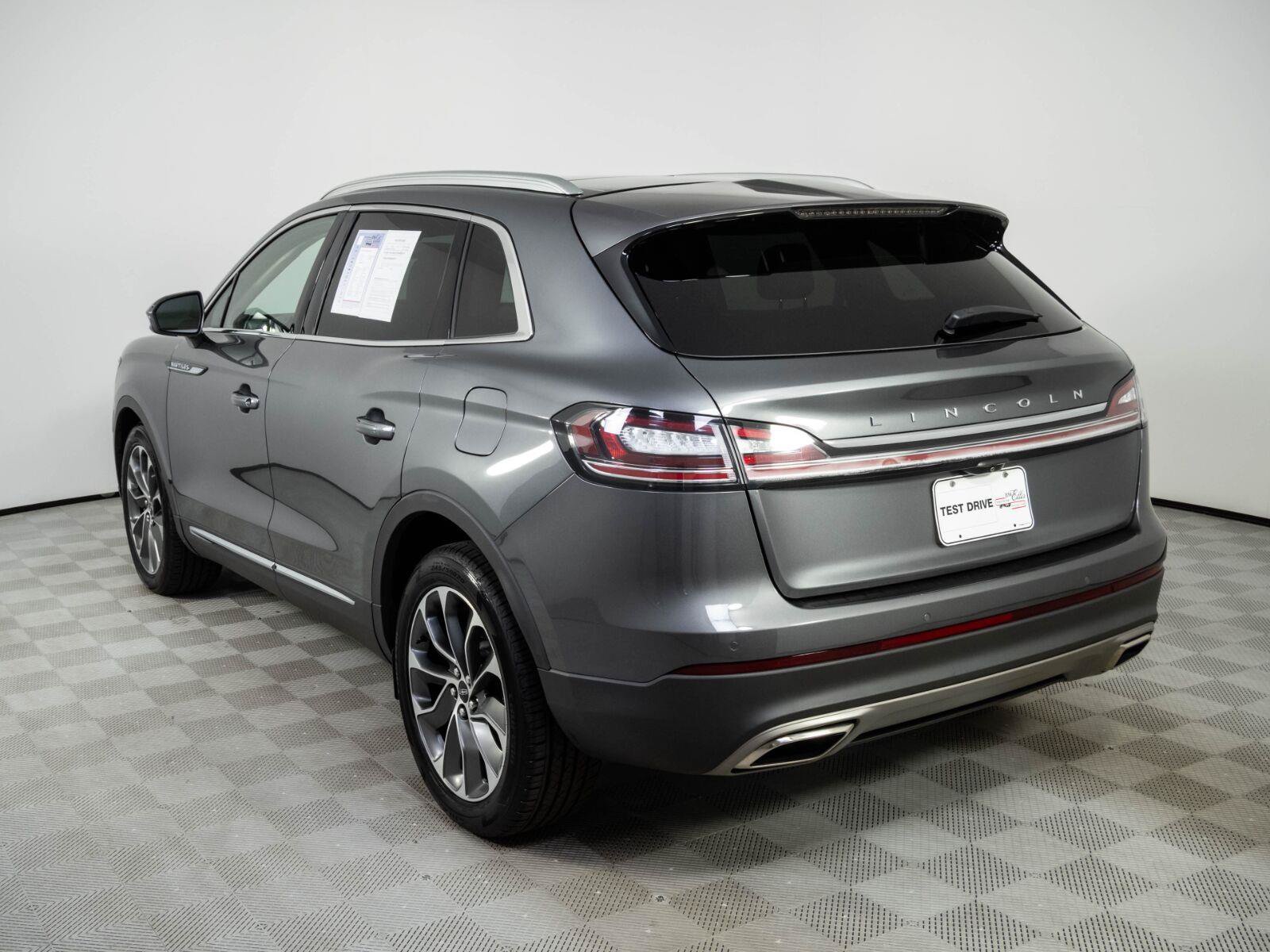 Used 2022 Lincoln Nautilus Reserve AWD/4WD image 3