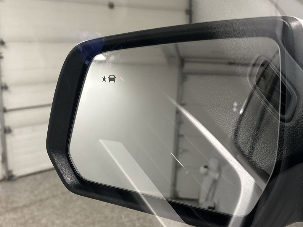 Used 2023 GMC Acadia SLE image 47