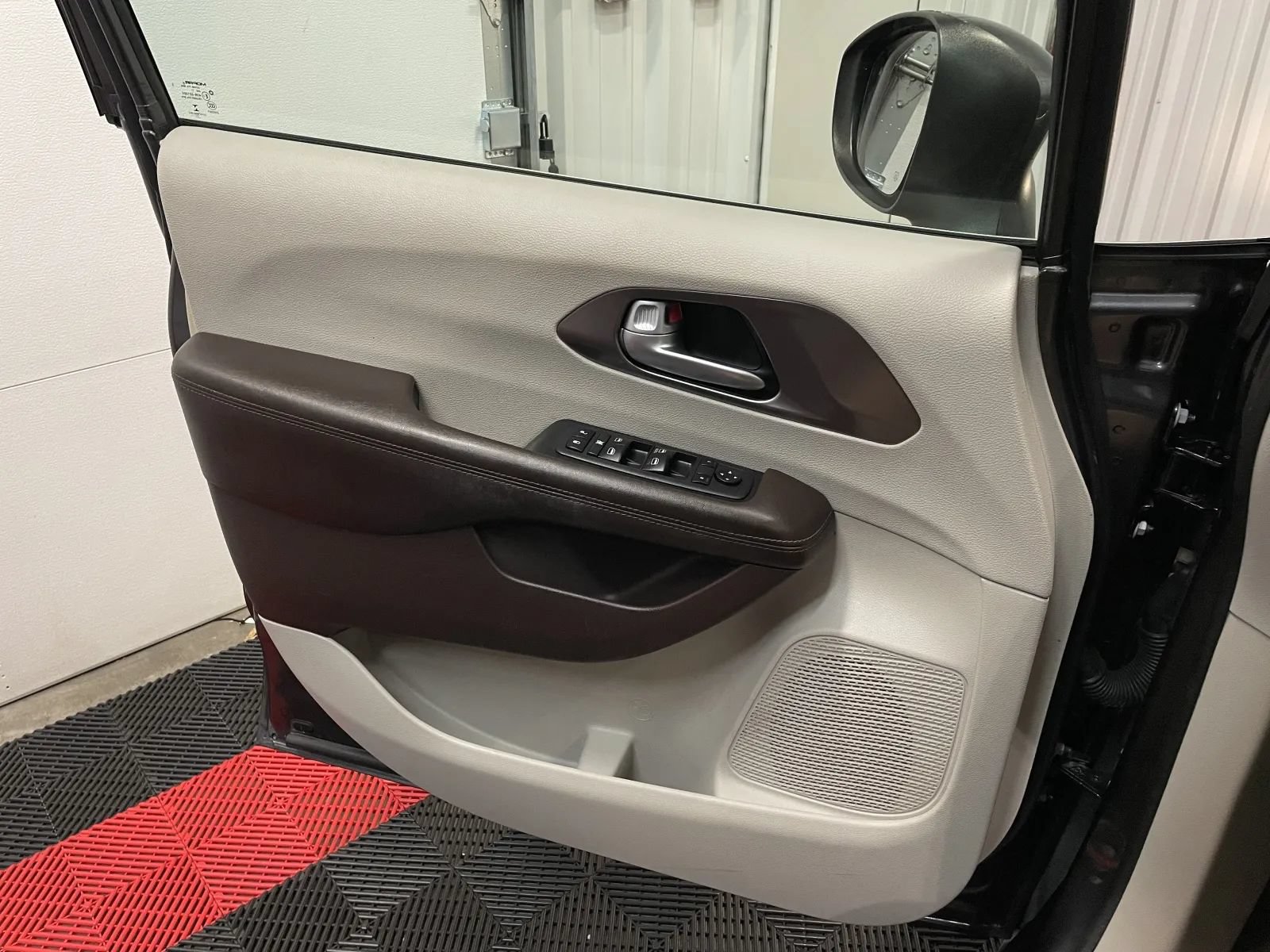 Used 2018 Chrysler Pacifica LX FWD image 24