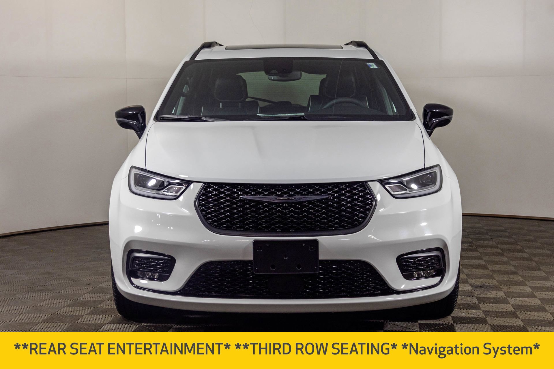 Used 2023 Chrysler Pacifica Limited w/ Uconnect Theater Family Group image 15