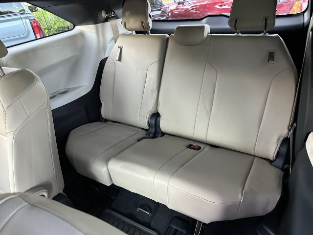 Used 2021 Toyota Sienna XLE FWD image 24