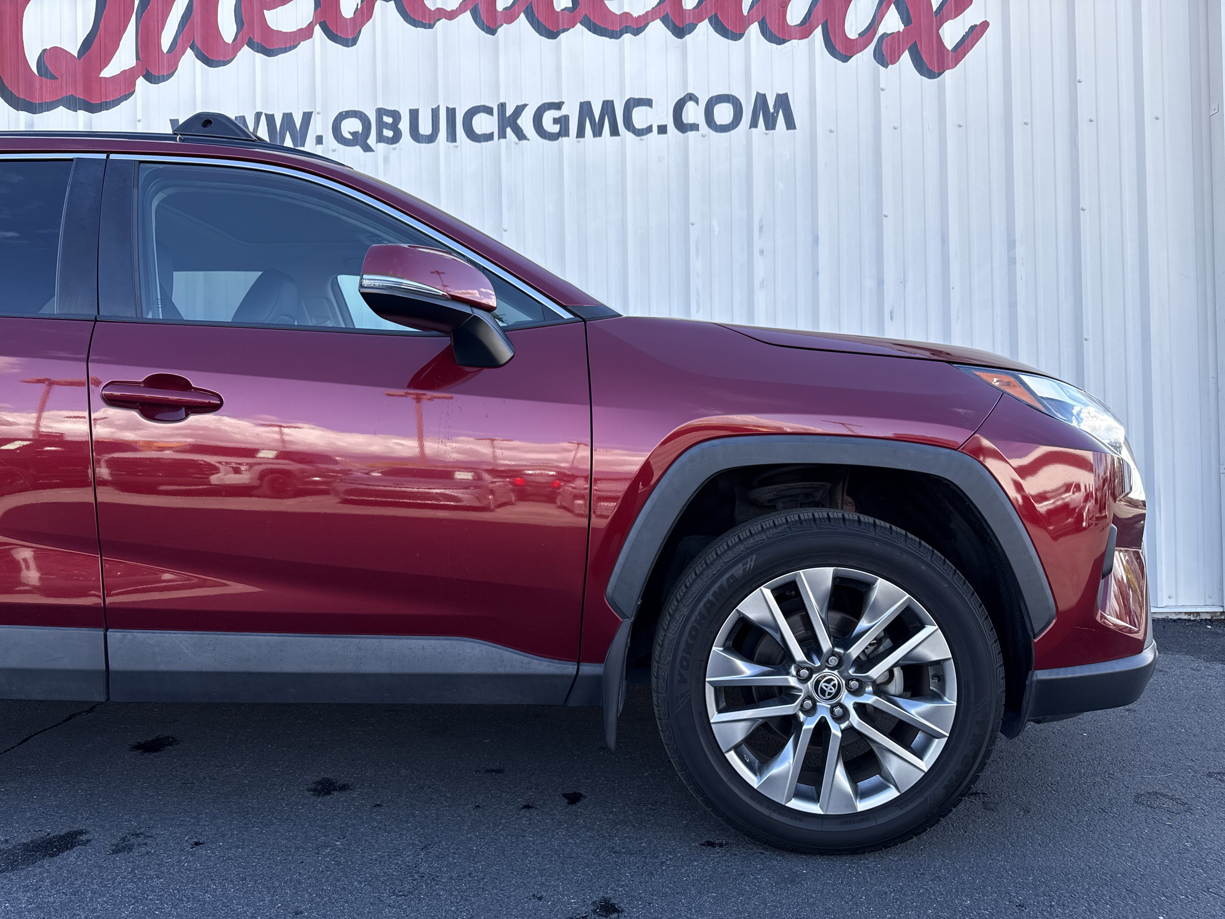 Used 2022 Toyota RAV4 XLE Premium image 28