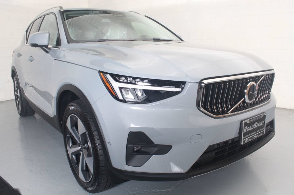 Used 2025 Volvo XC40 B5 Plus AWD/4WD image 15
