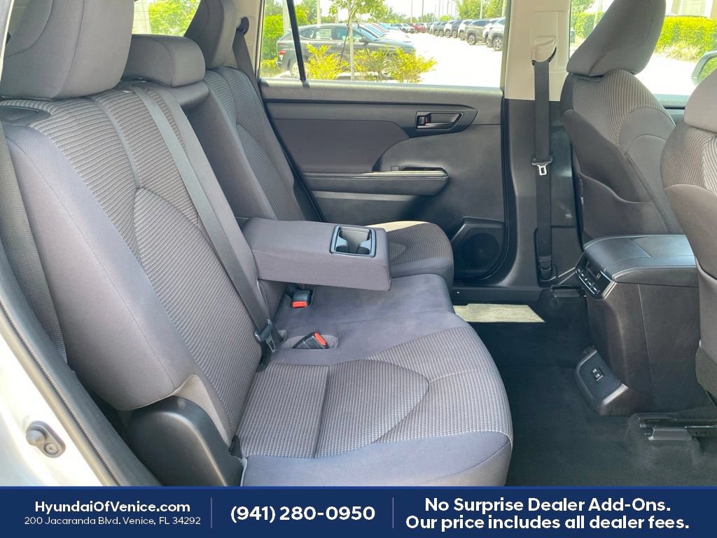 Used 2020 Toyota Highlander LE FWD image 19
