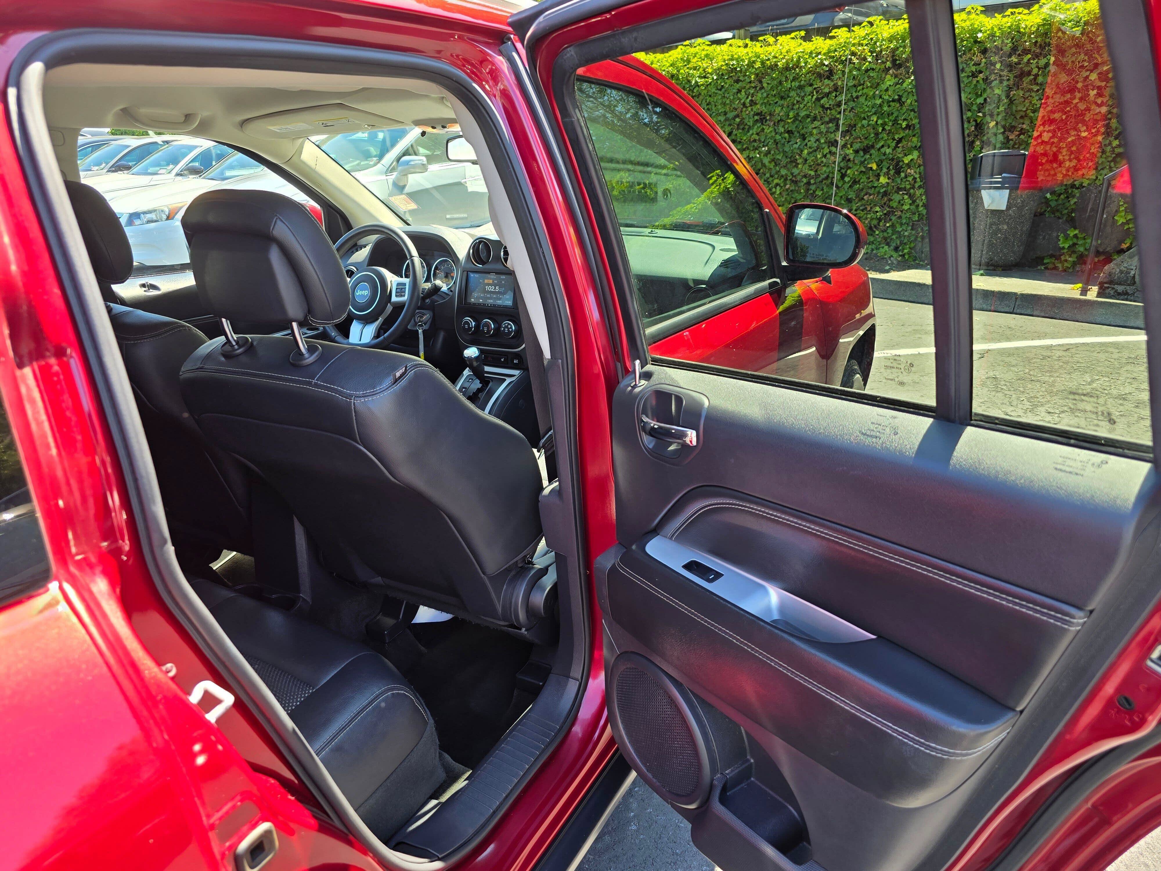 Used 2017 Jeep Compass Latitude FWD image 13