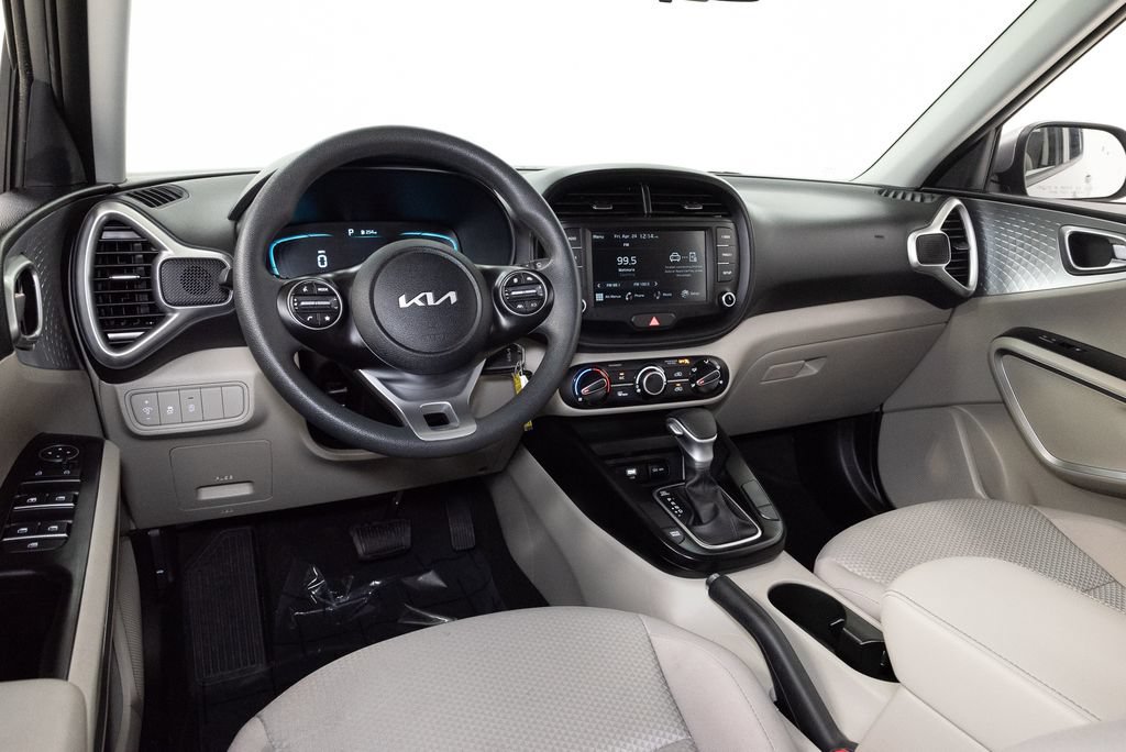Certified 2025 Kia Soul LX w/ LX Technology Package FWD image 7