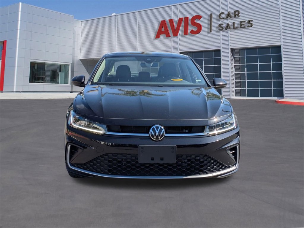 Used 2025 Volkswagen Jetta SE image 2
