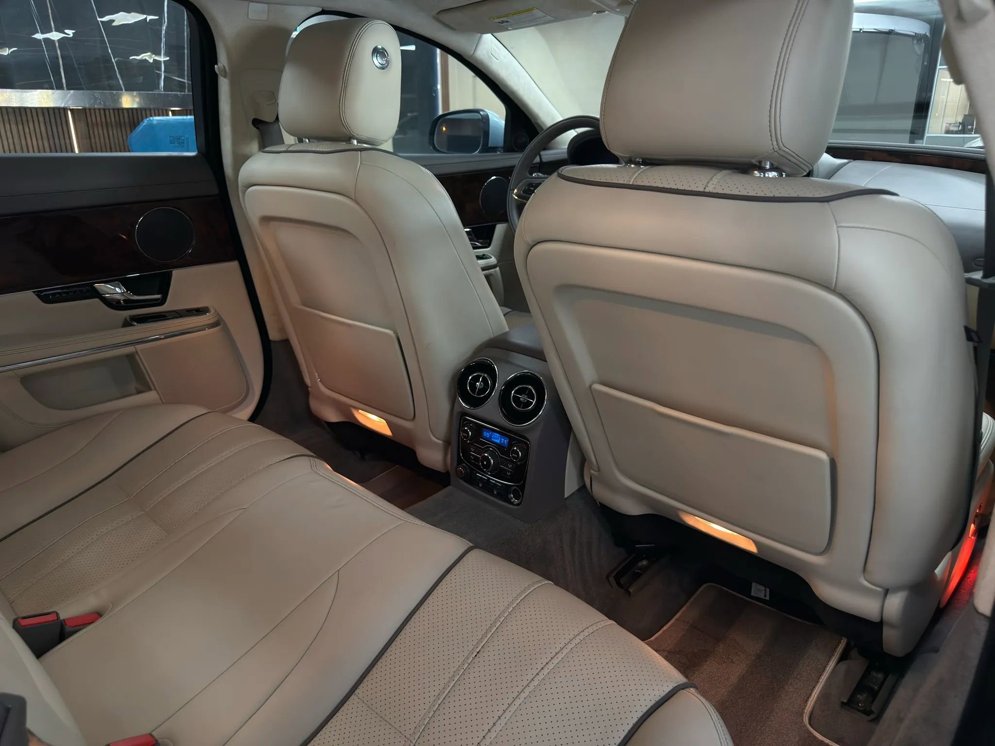 Used 2012 Jaguar XJ image 17