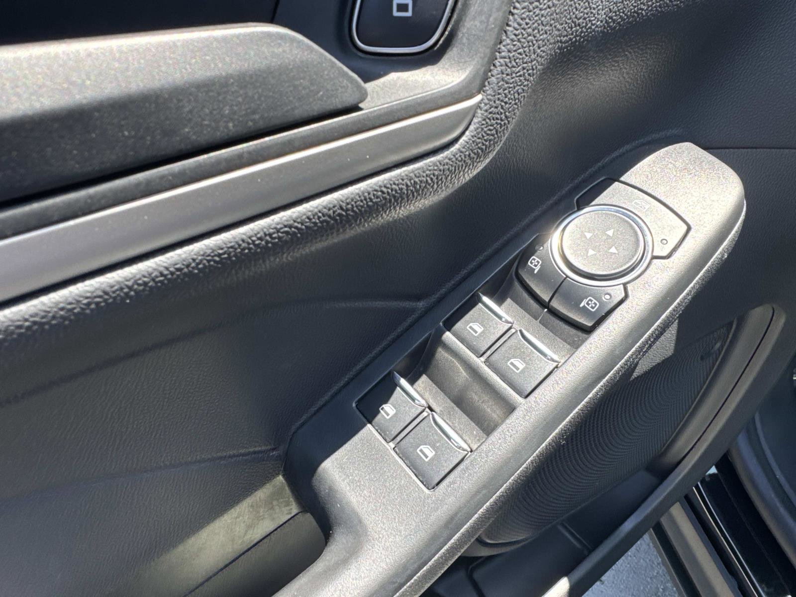 Used 2022 Ford Escape SE w/ SE Sport Appearance Package image 13