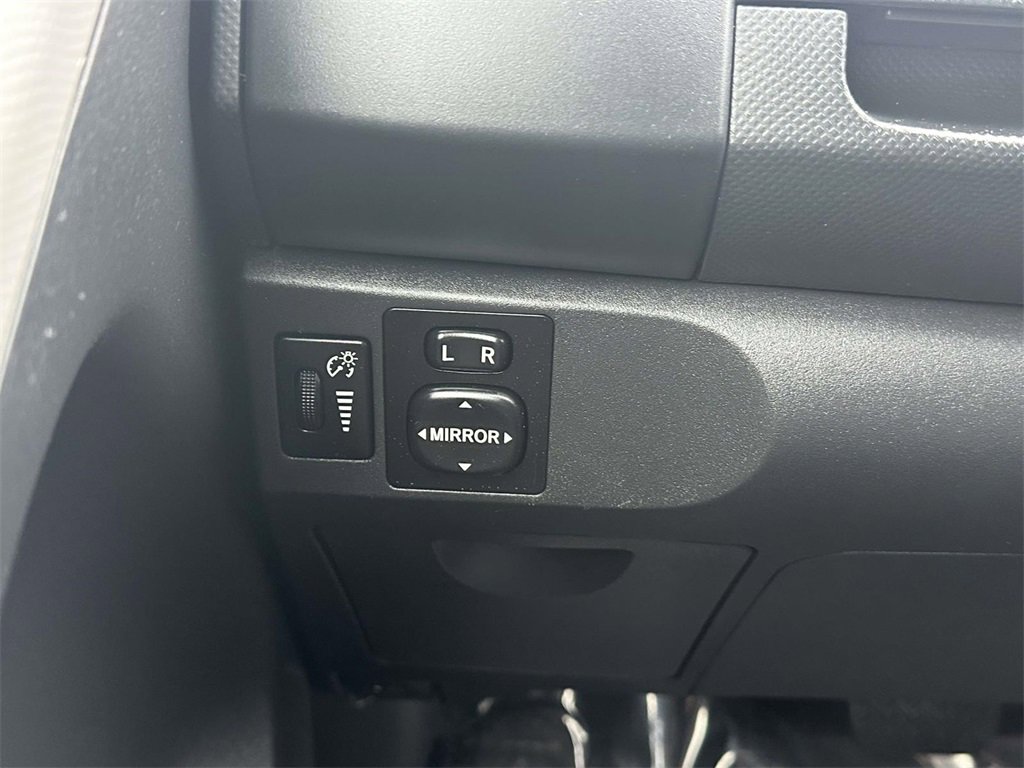 Used 2009 Toyota Yaris 4-Door Hatchback image 19