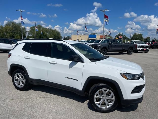 Used 2024 Jeep Compass Latitude w/ Convenience Group AWD/4WD image 2
