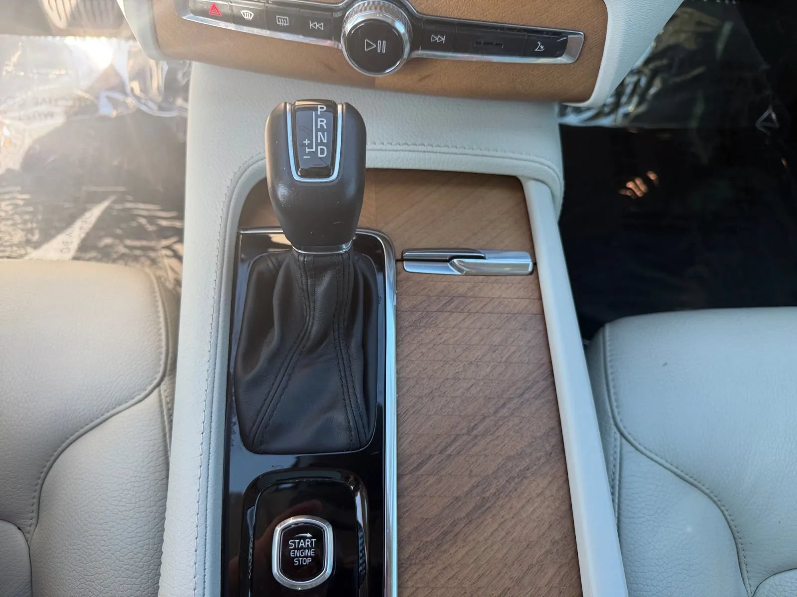 Used 2022 Volvo XC90 T5 Momentum w/ Protection Package Premier FWD image 18