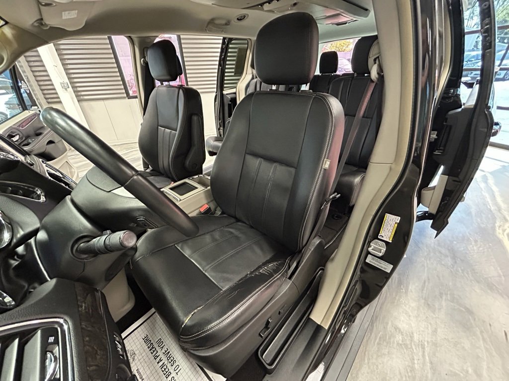 Used 2015 Chrysler Town & Country Touring image 10